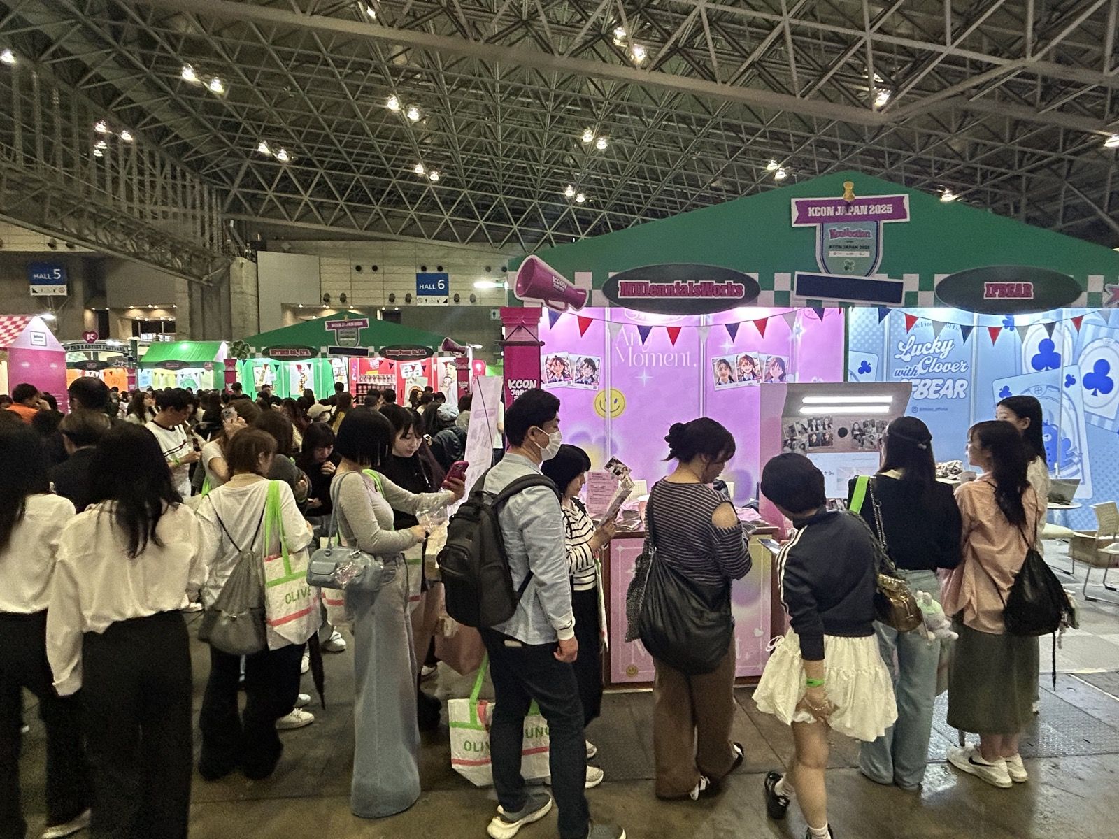 集客イベントで賑わうブース通路